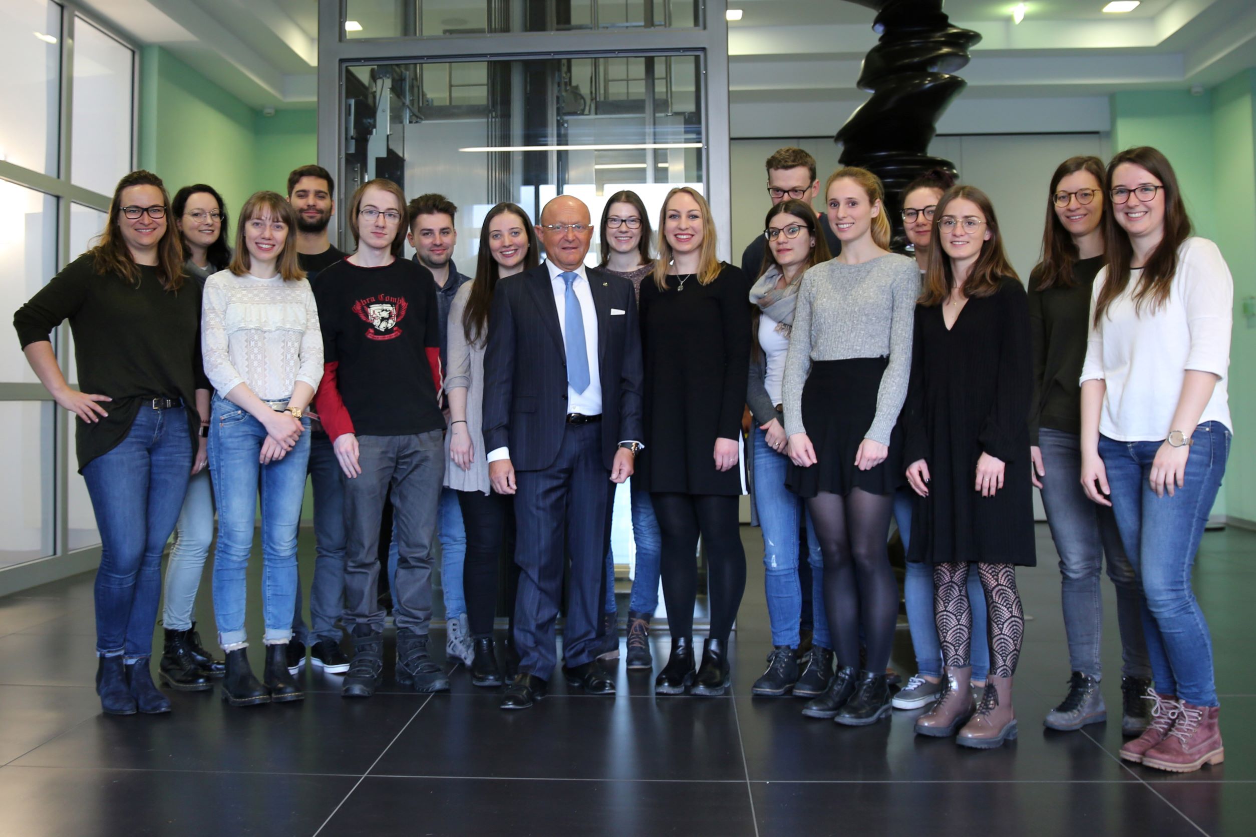 Gruppenfoto mit Prof. Popp und den Innsbrucker Pharmaziestudenten