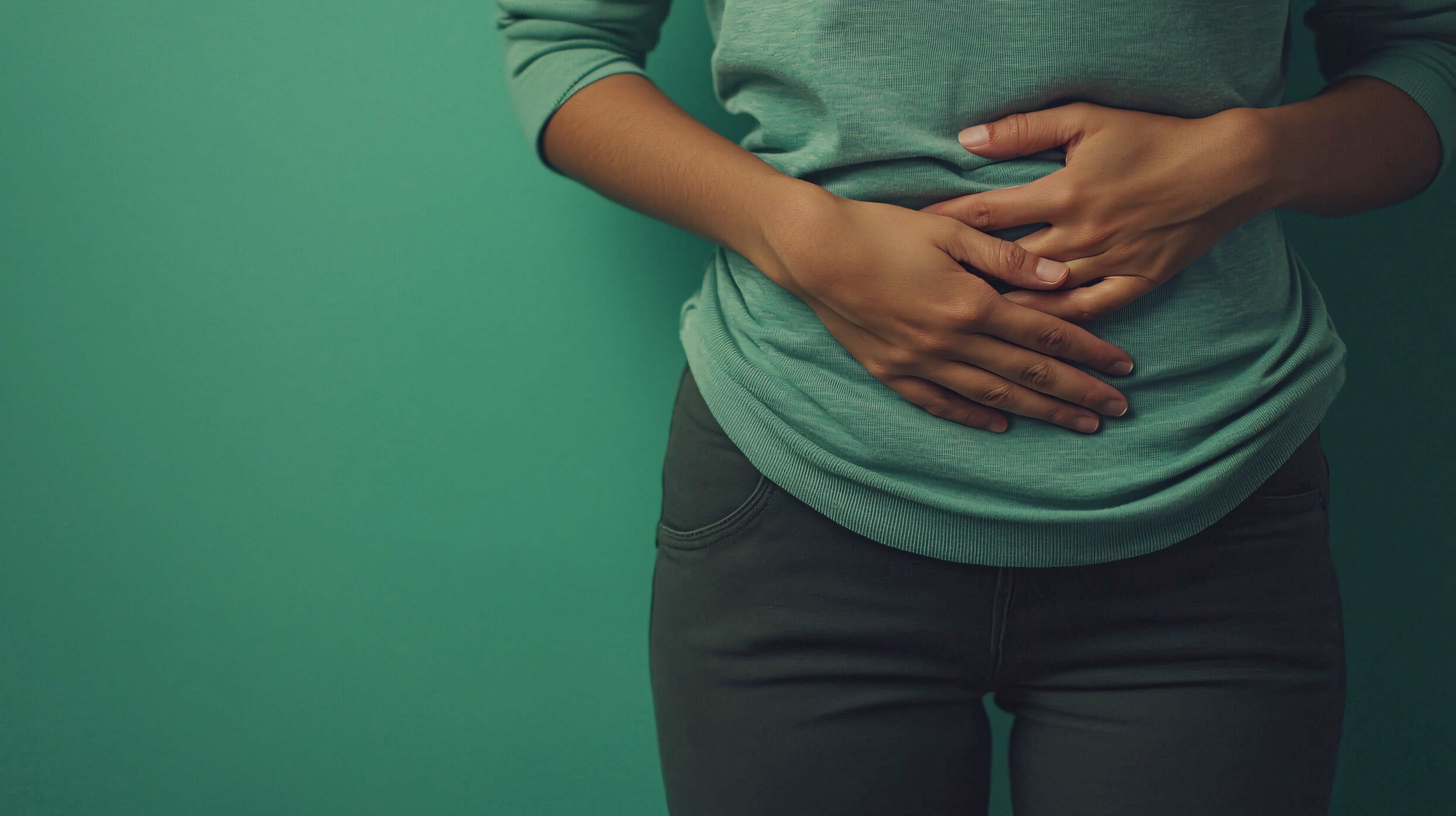 Person hat ein Reizdarmsyndrom und hält sich vor Schmerzen den Bauch